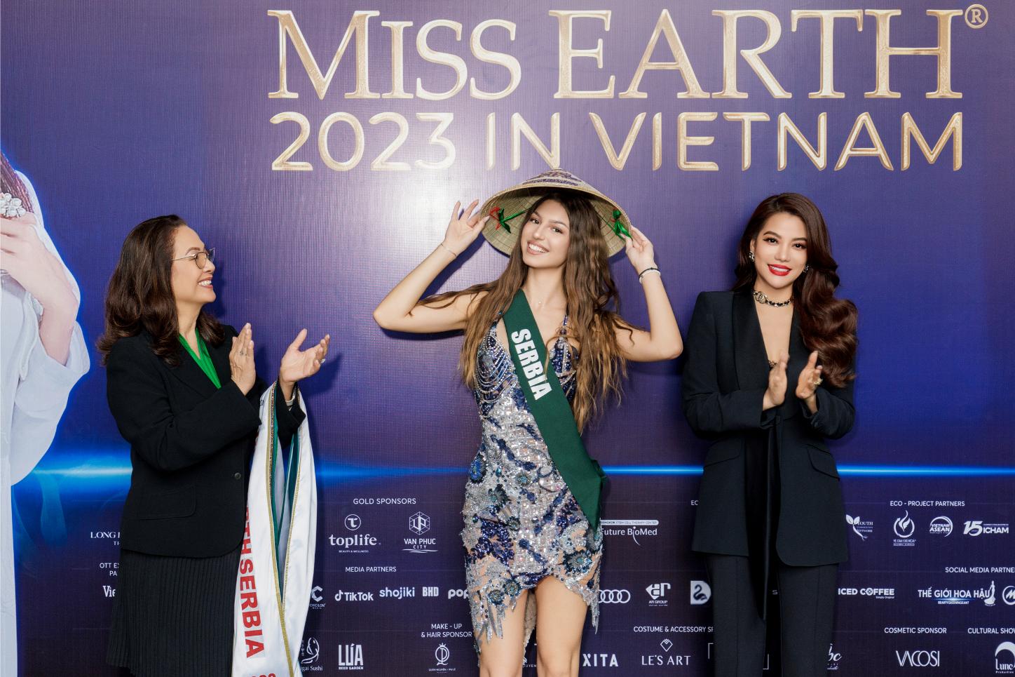 Miss Earth 14 Trương Ngọc Ánh trao sash, tặng nón lá cho thí sinh Miss Earth 2023