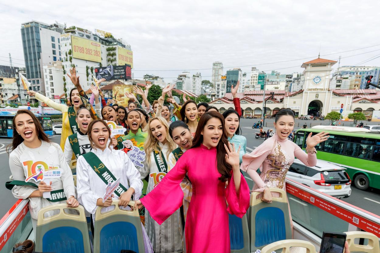 Miss Earth 15 90 thí sinh Miss Earth 2023 rạng rỡ trải nghiệm xe buýt 2 tầng, tham quan TPHCM