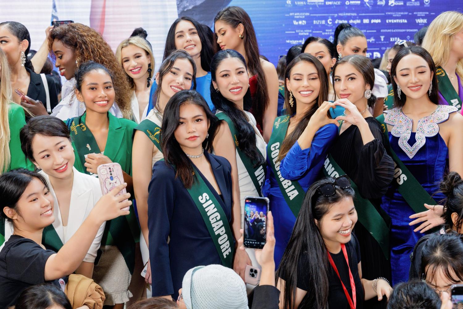 Miss Earth 18 Thí sinh Miss Earth 2023 trao đổi vấn đề môi trường với sinh viên