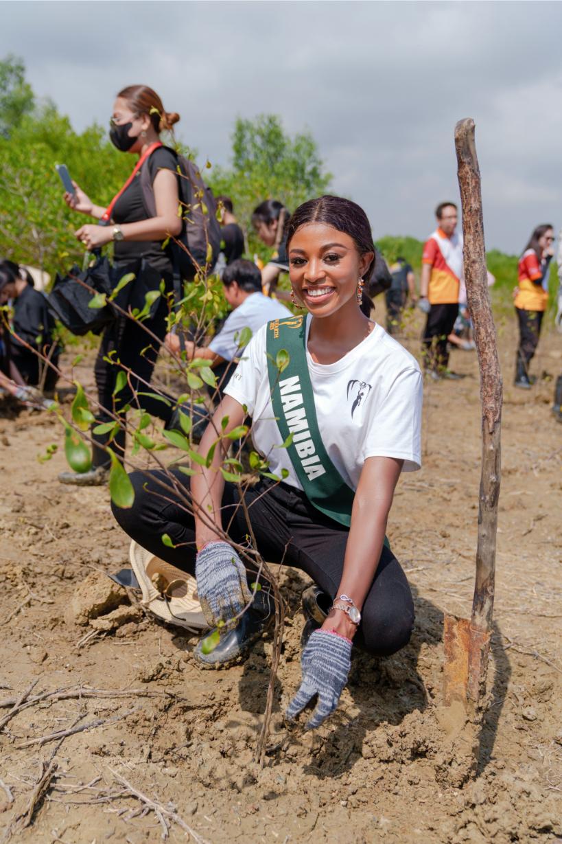 Miss Earth 23 Đỗ Lan Anh cùng dàn thí sinh Miss Earth 2023 trồng cây tại Cần Giờ