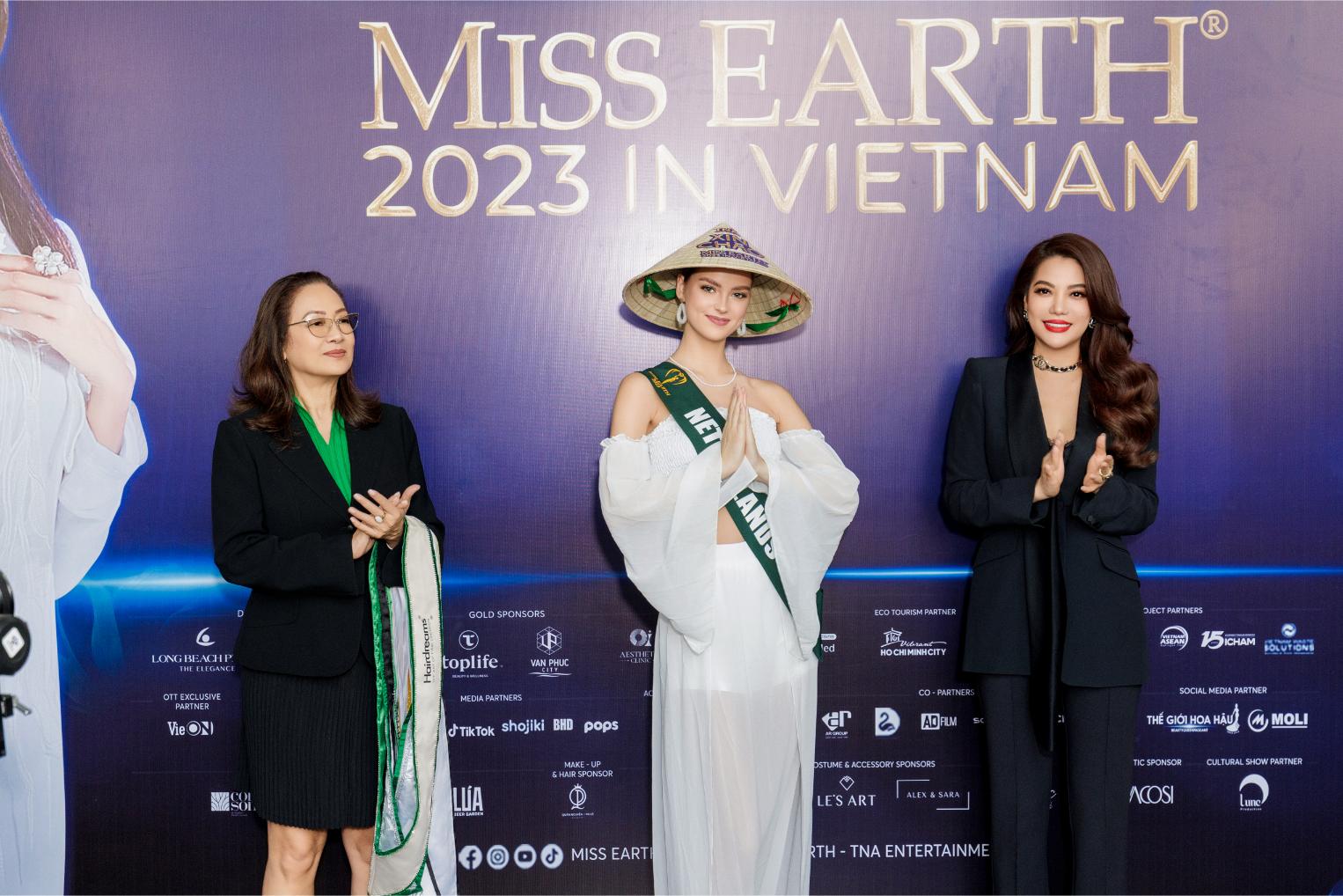 Miss Earth 3 Trương Ngọc Ánh trao sash, tặng nón lá cho thí sinh Miss Earth 2023