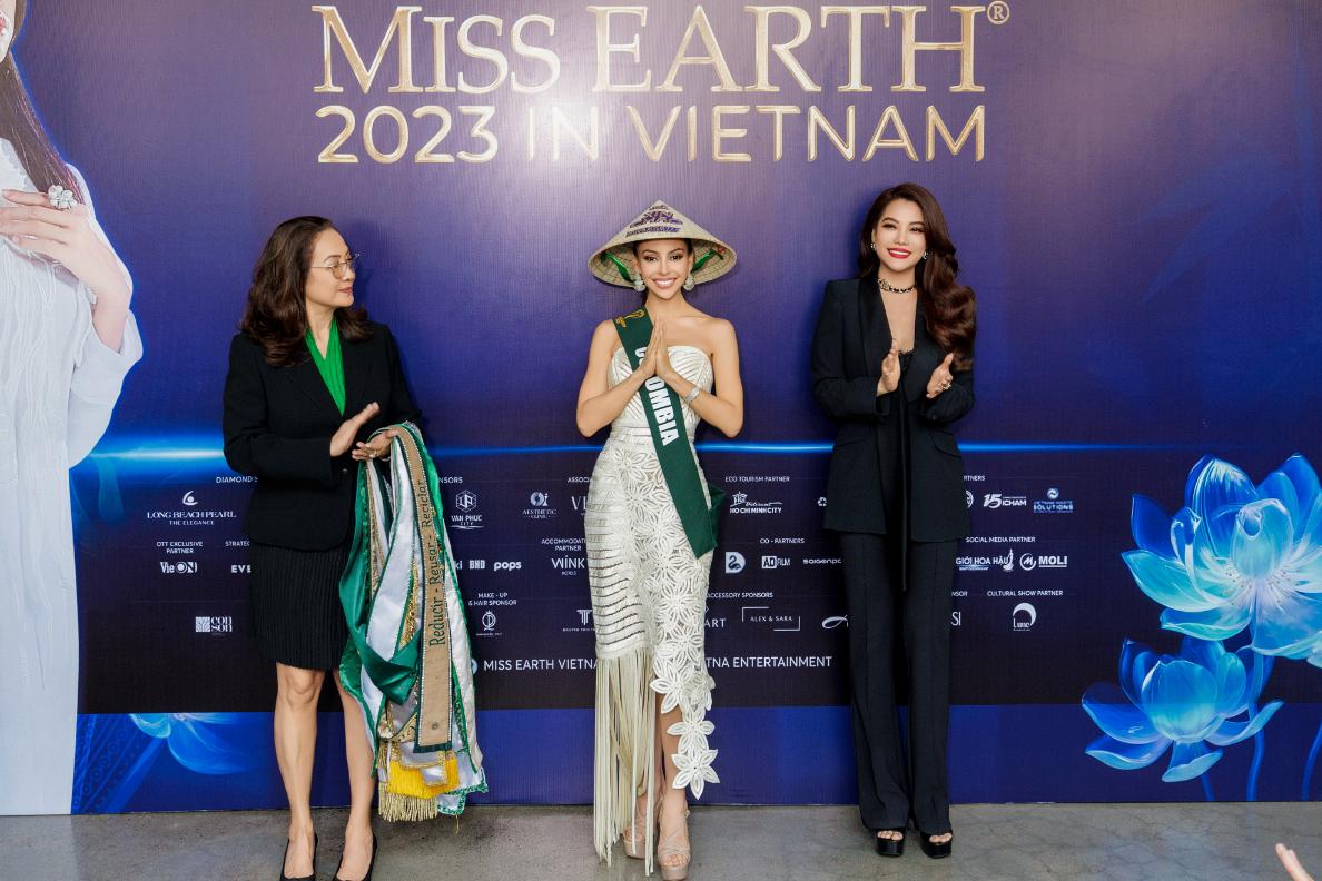 Miss Earth 5 Trương Ngọc Ánh trao sash, tặng nón lá cho thí sinh Miss Earth 2023