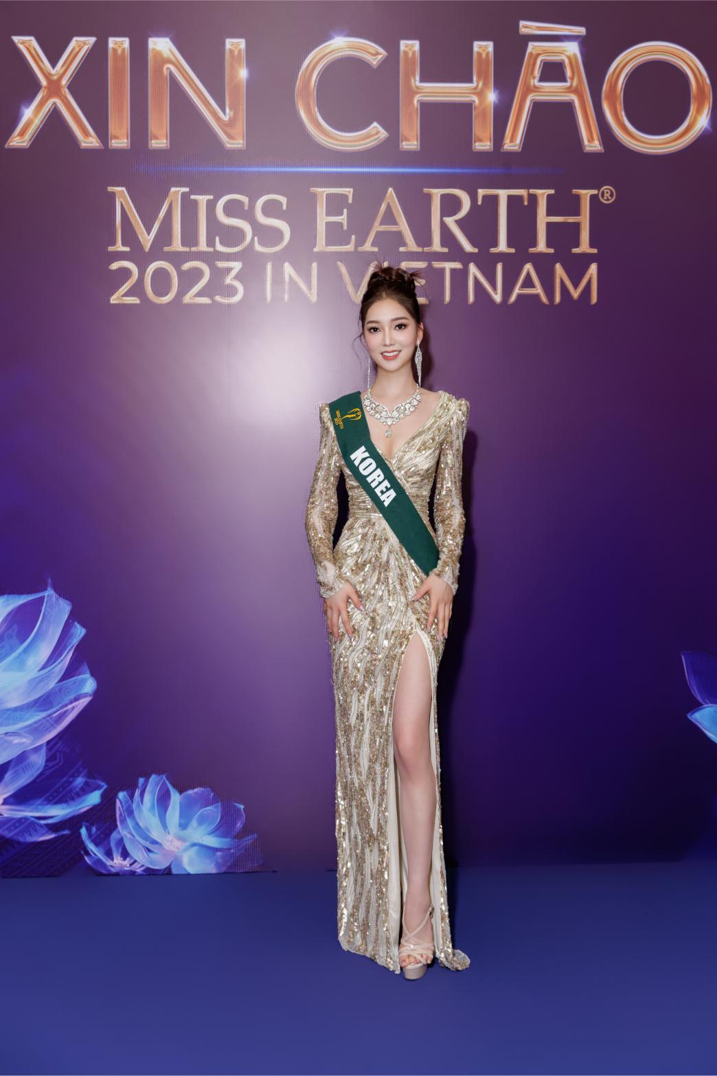 Miss Earth 8 90 thí sinh Miss Earth 2023 hội ngộ, lộng lẫy đọ sắc thảm xanh