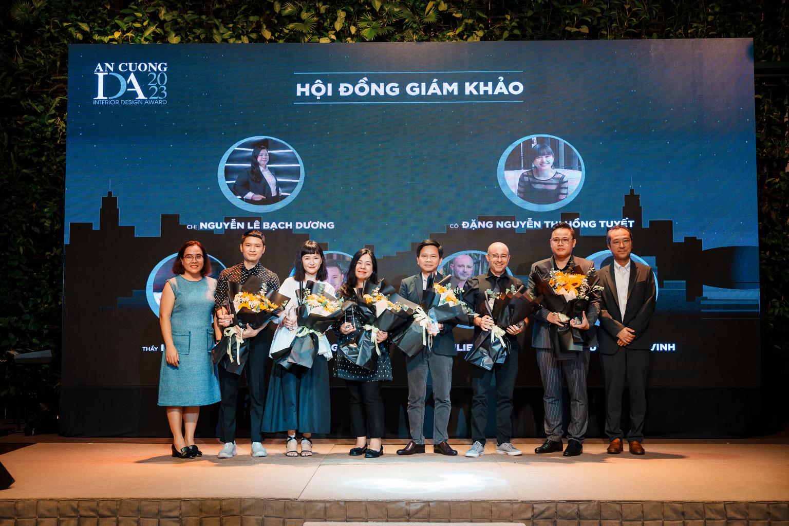 TRAO HOA BAN GIÁM KHẢO An Cuong Interior Design Award 2023: Cả Nhà Về thắng giải thưởng 100 triệu