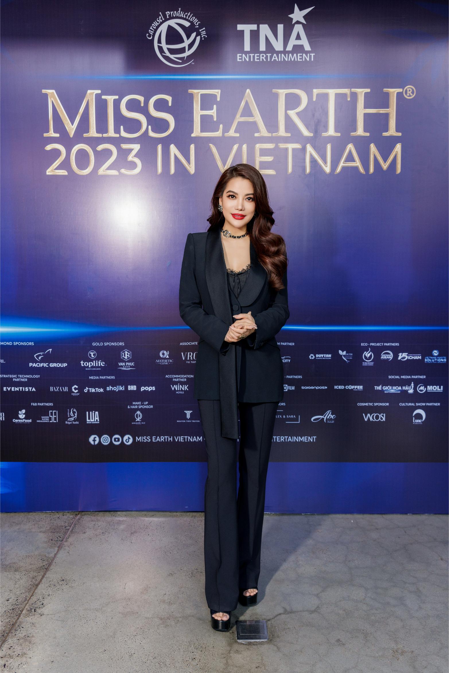 Truong Ngoc Anh 1 Trương Ngọc Ánh trao sash, tặng nón lá cho thí sinh Miss Earth 2023