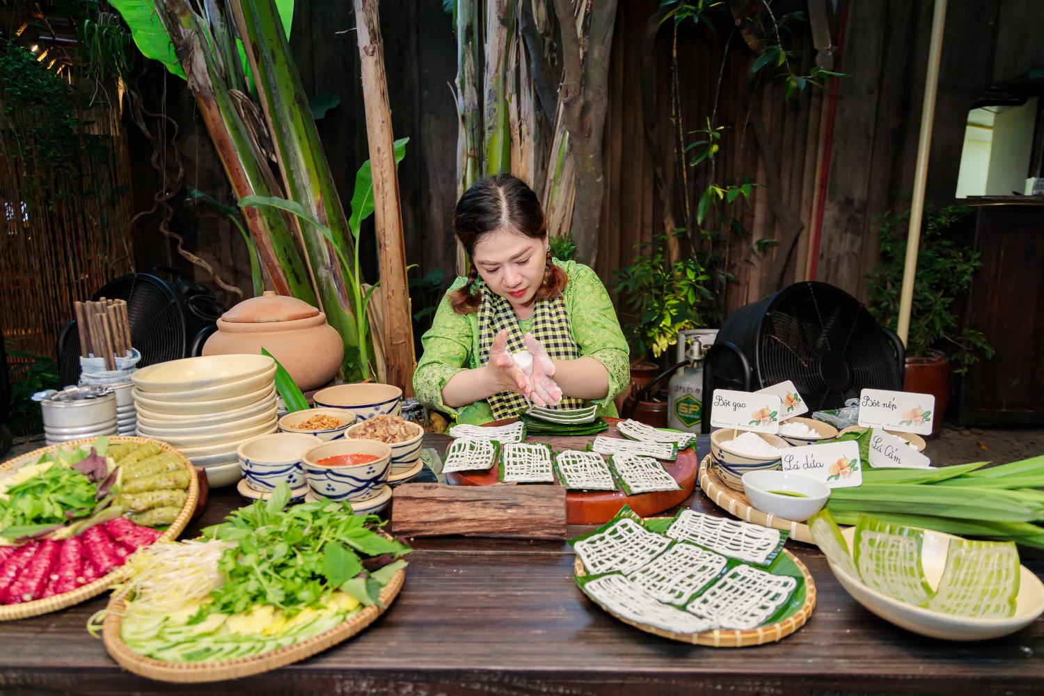 các nghệ nhân ẩm thực Việt Nam 1 Bánh nghệ Gò Công khiến thực khách trầm trồ vì công phu và đẹp mắt