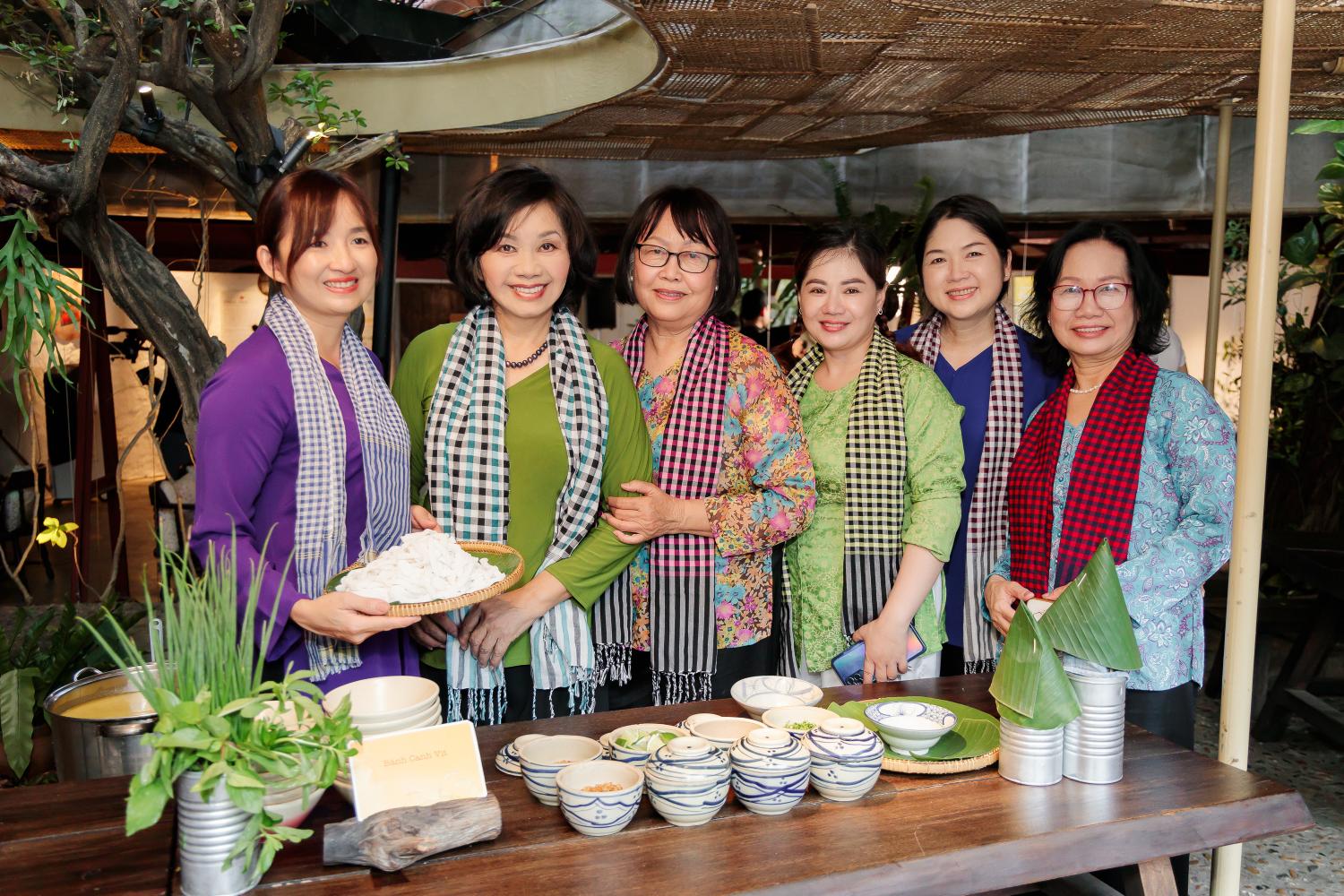 các nghệ nhân ẩm thực Việt Nam 4 Bánh nghệ Gò Công khiến thực khách trầm trồ vì công phu và đẹp mắt