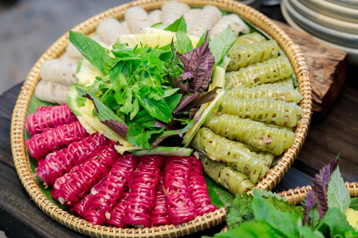 các nghệ nhân ẩm thực Việt Nam 8 Bánh nghệ Gò Công khiến thực khách trầm trồ vì công phu và đẹp mắt