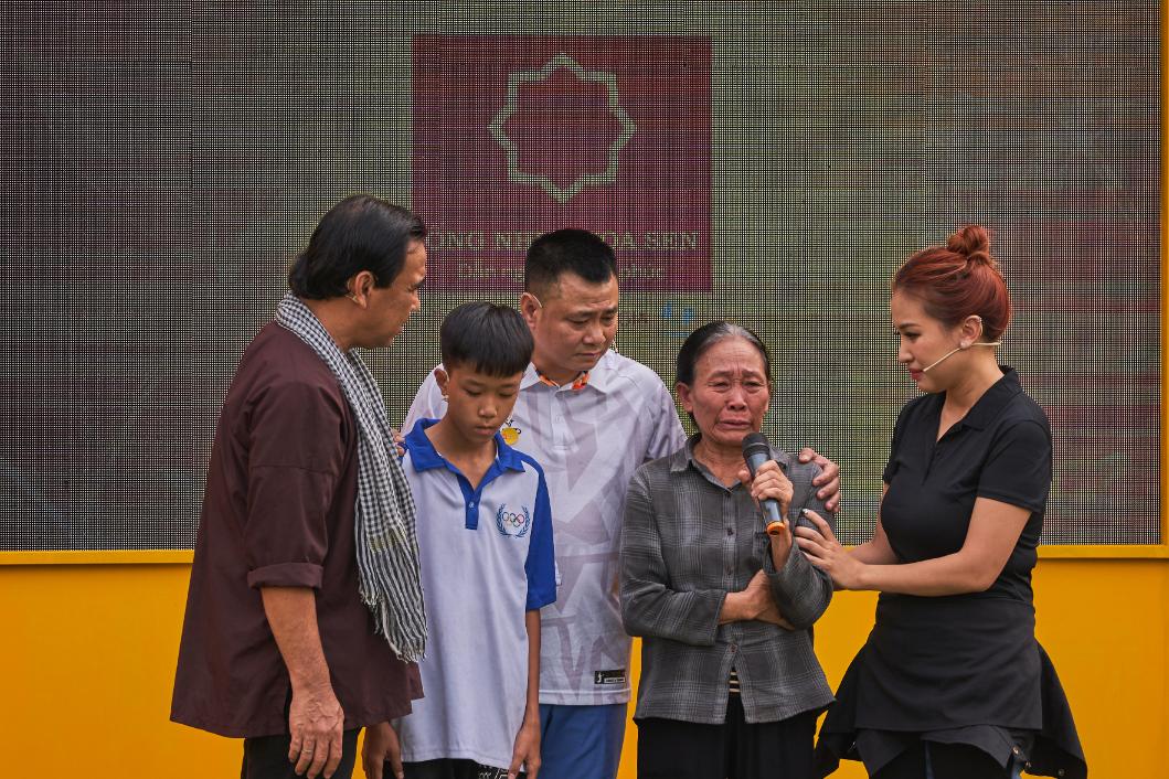 em Nguyễn Văn Dũng NSND Tự Long và MC Thanh Vân Hugo xúc động khi chứng kiến hoàn cảnh của em nhỏ mồ côi