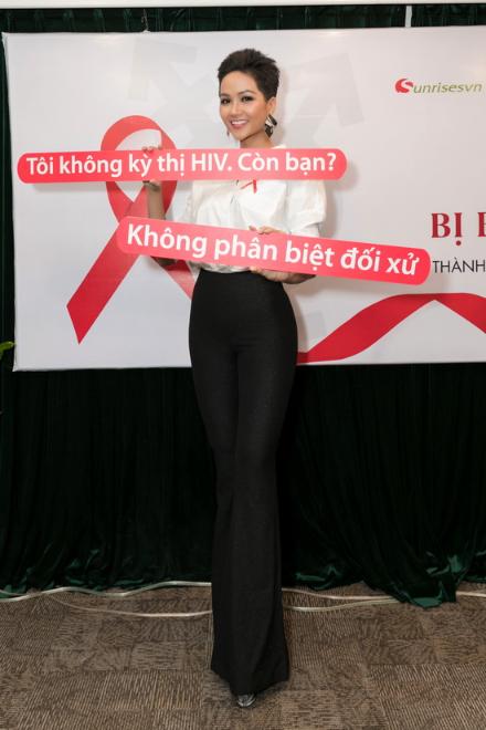 HHen Nie dong hanh cung nguoi nhiem HIV 01 Sau 06 năm đăng quang, hoa hậu HHen Niê đã làm được những gì ?