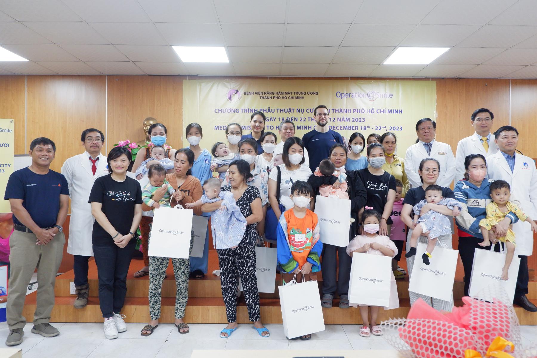 Hoạt động trao tặng nụ cười tạo nên ý nghĩa tích cực không chỉ với các trẻ nhỏ mà còn với chính bản thân người tham gia Sika Việt Nam đồng hành cùng Operation Smile 13 năm trao tặng những nụ cười