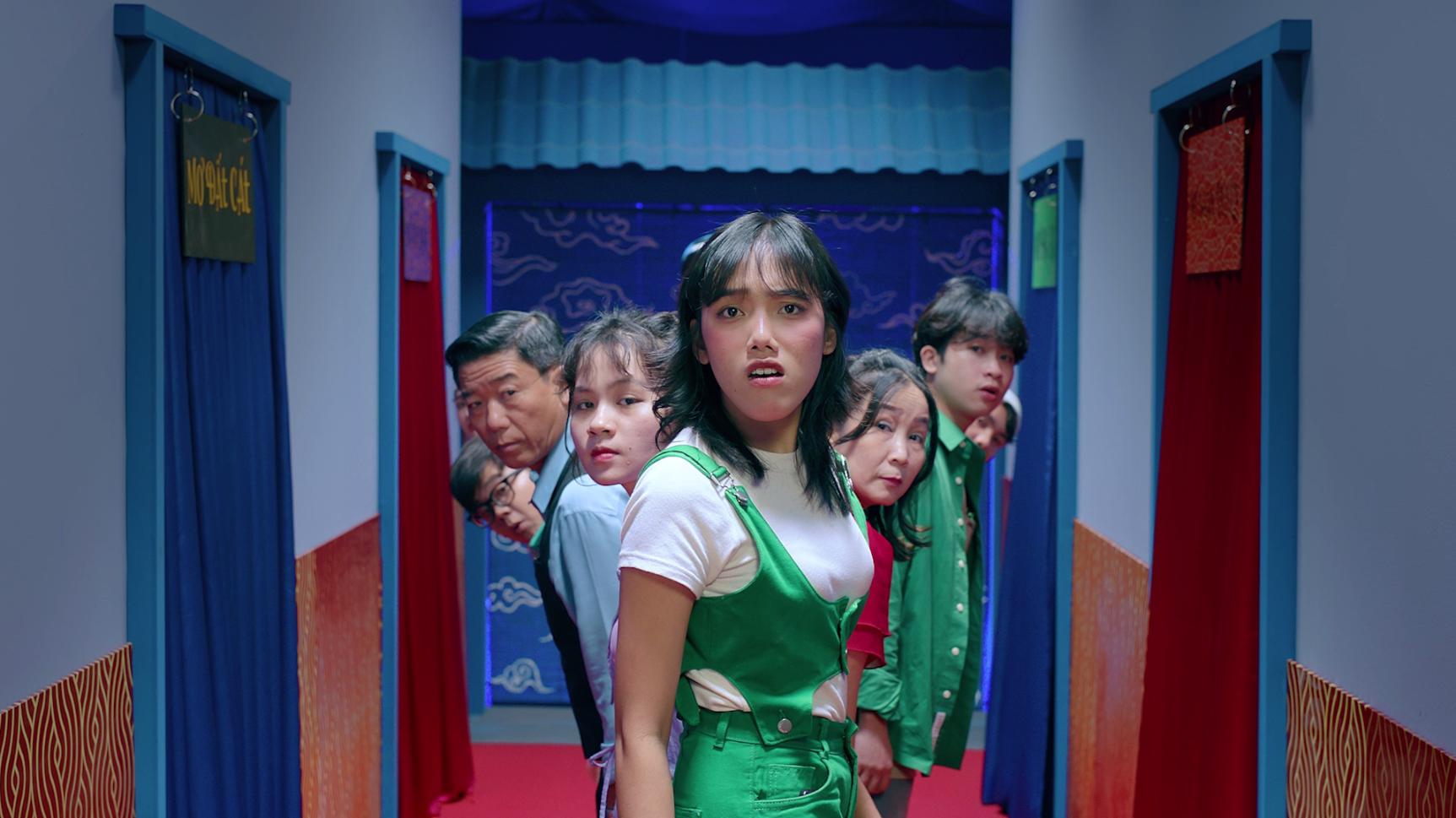 Pic 5 Tạo hình hài hước của các nhân vật khác trong trailer MV Miu Lê sa chân tại tiệm Bói Mơ của rapper Yuno Bigboi