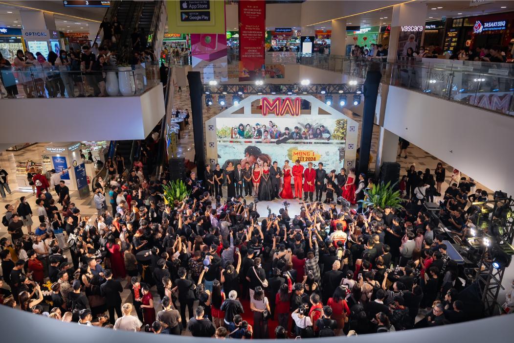 TRA09456 Hàng trăm nghệ sĩ Việt đổ bộ thảm đỏ ra mắt phim Mai của Trấn Thành