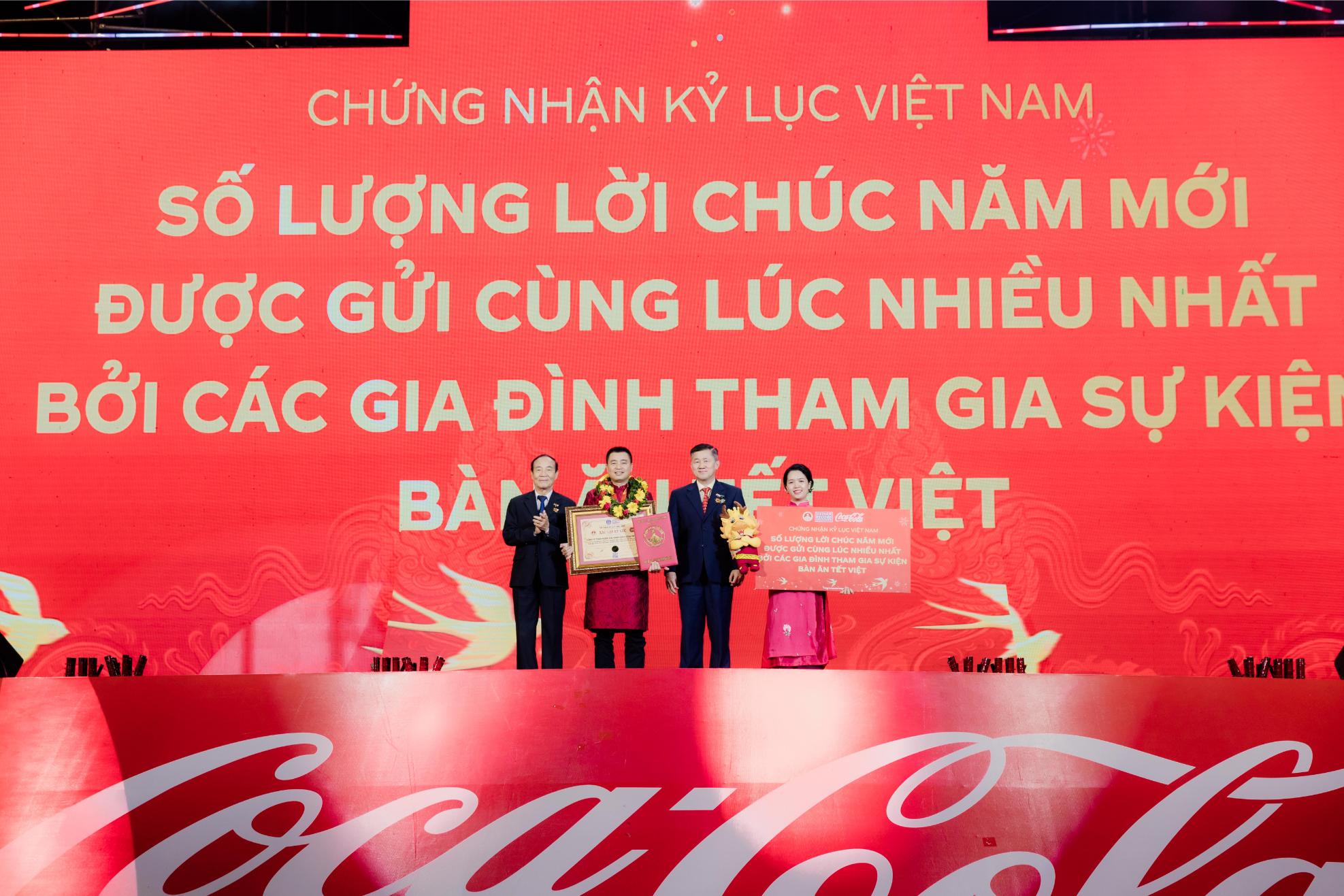 coca cola 1 Coca Cola sum họp 1,000 gia đình Việt thưởng thức Bàn Tiệc Tết Diệu Kỳ