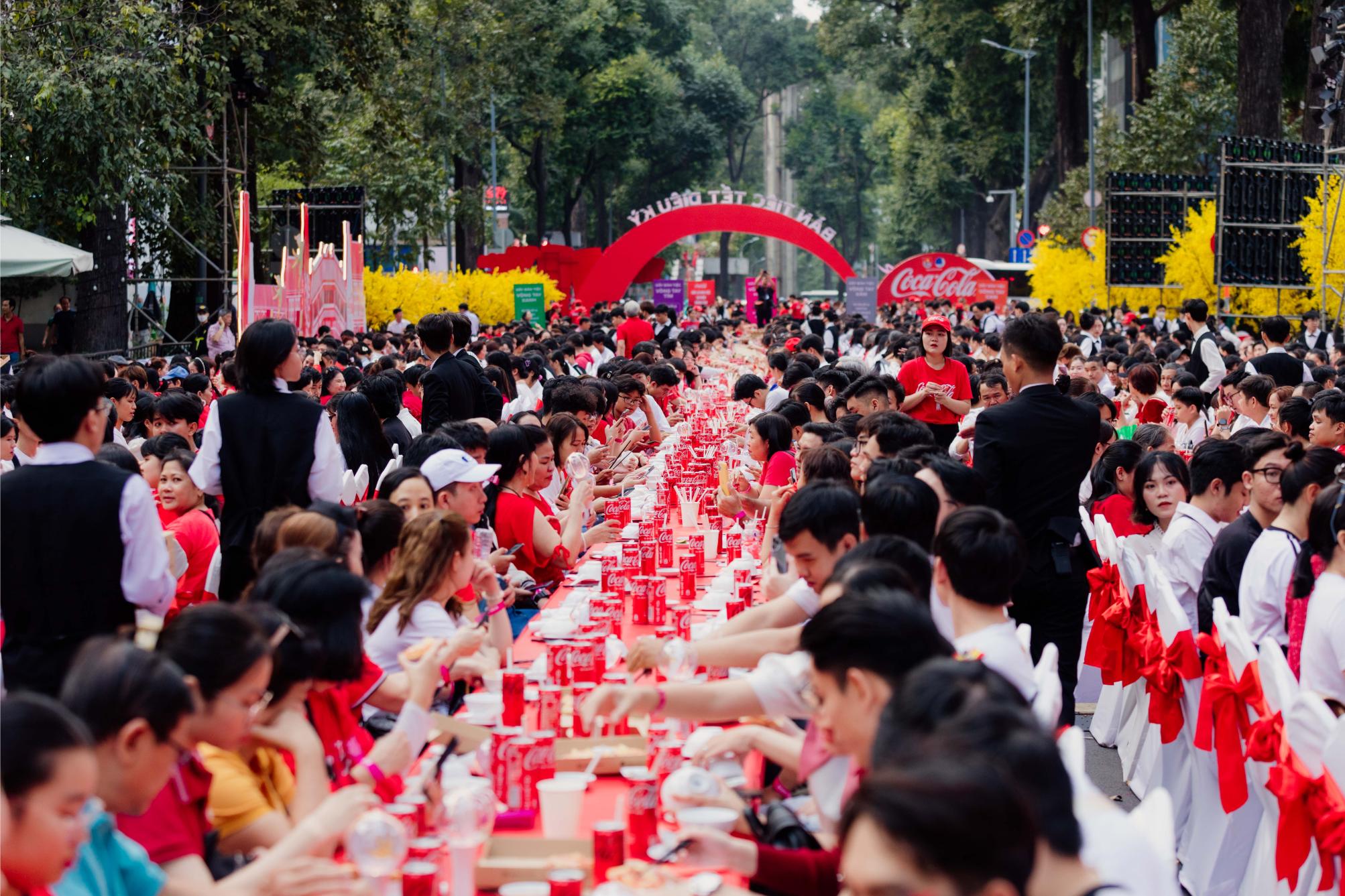coca cola 2 Coca Cola sum họp 1,000 gia đình Việt thưởng thức Bàn Tiệc Tết Diệu Kỳ