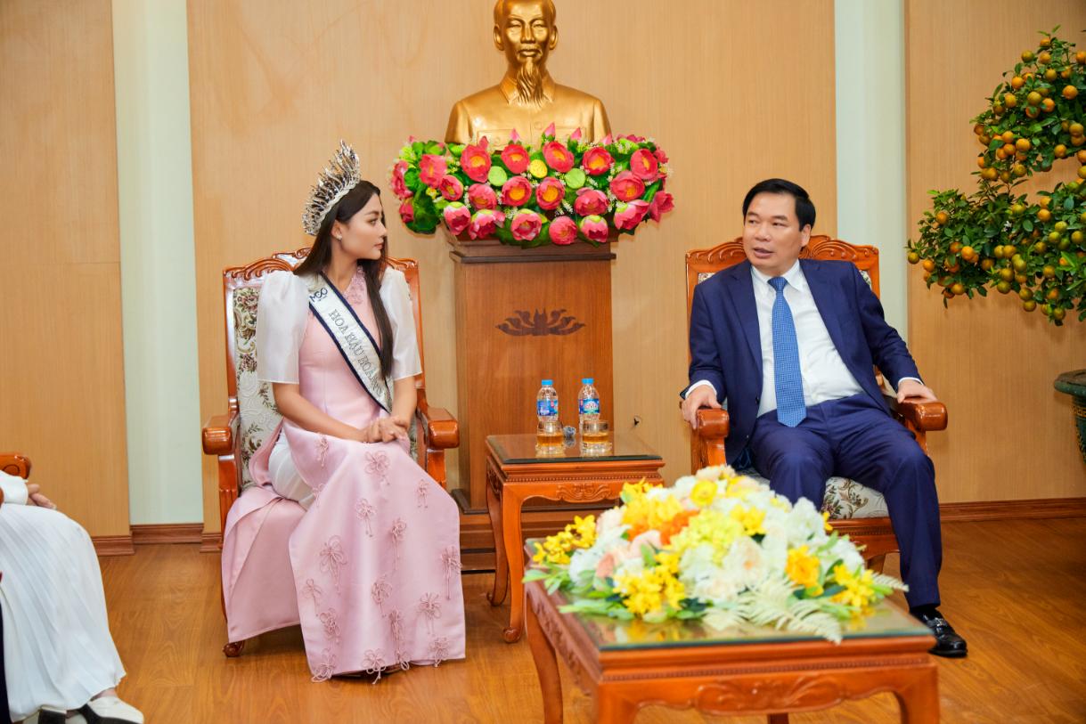 Hoa hậu Xuân Hạnh báo cáo thành tích với lãnh đạo tỉnh Ninh Bình 1.1 Hoa hậu Xuân Hạnh báo cáo thành tích với lãnh đạo tỉnh Ninh Bình