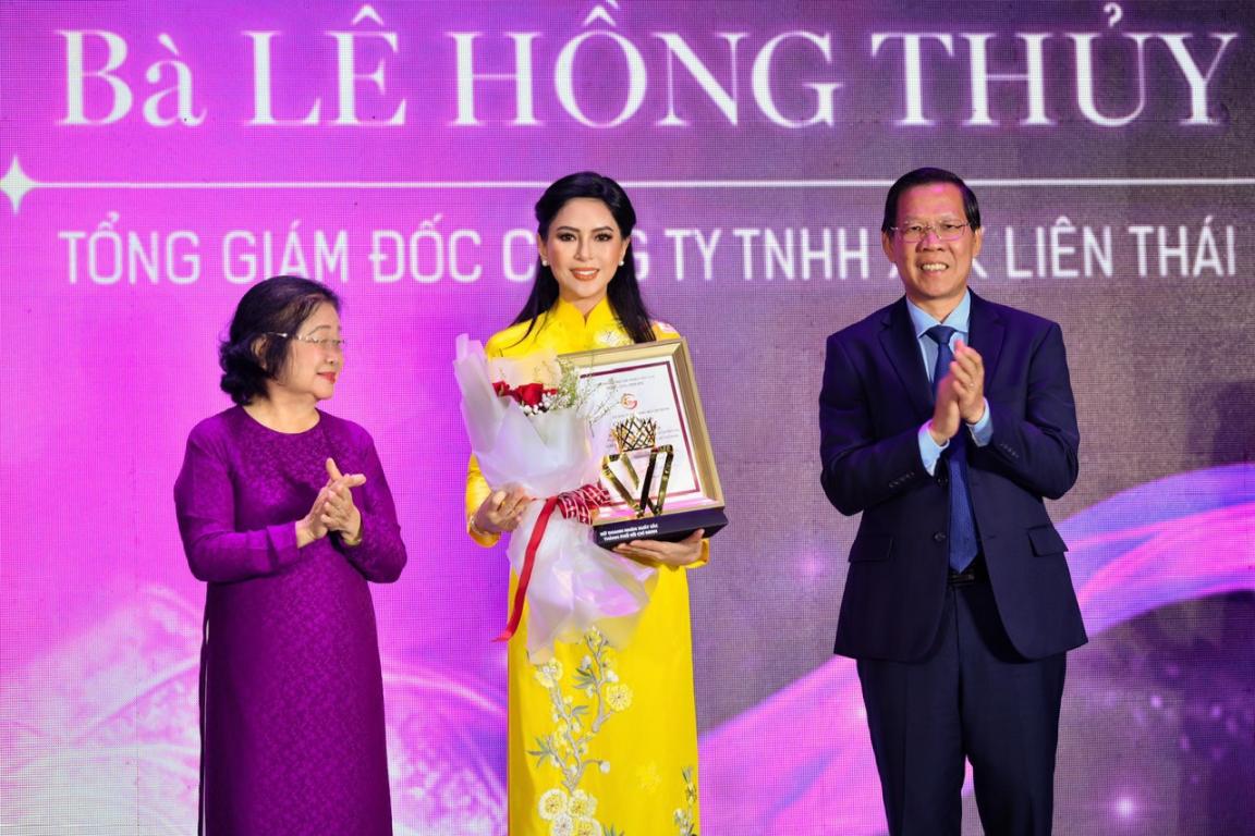 Ba Truong My Hoa va ong Phan Van Mai trao bang khen cho doanh nhan Le Hong Thuy Tien CEO Thuỷ Tiên được vinh danh nữ doanh nhân xuất sắc TP.HCM 2024