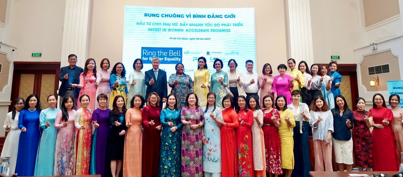 Cac khach moi va dai dien co quan to chuc chup hinh luu niem CEO IPPG tham gia rung chuông vì bình đẳng giới với UN women tại Việt Nam 