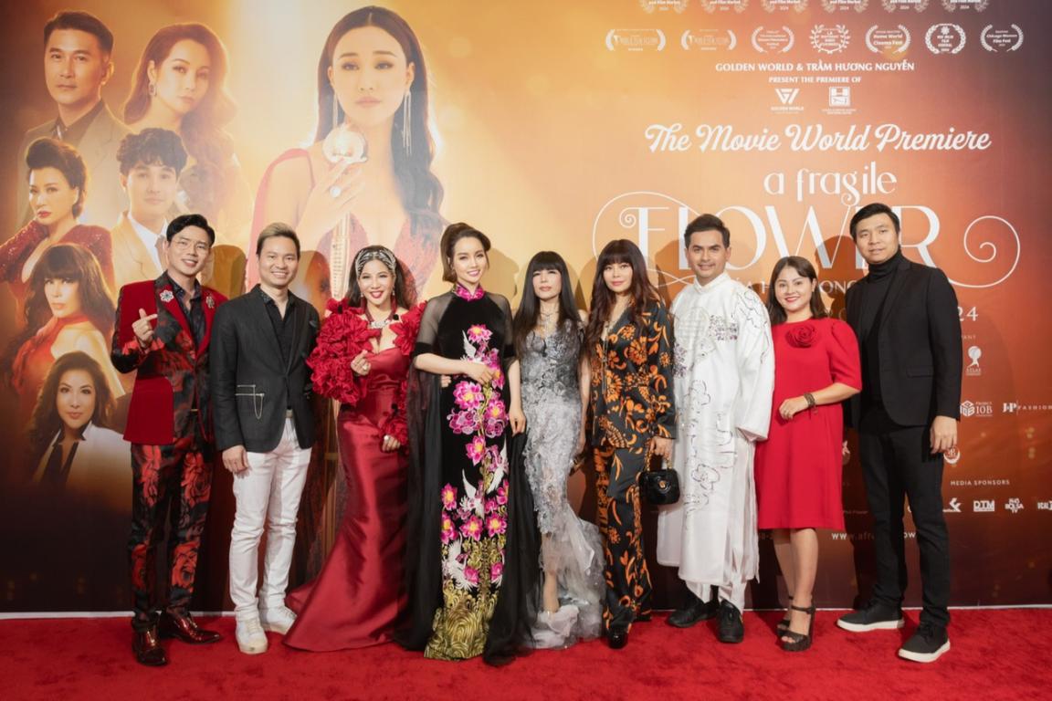 Các ca sĩ Ngọc Anh Đình Bảo Lưu Việt Hùng đến chúc mừng đoàn phim Đóa Hoa Mong Manh ra mắt rầm rộ tại Mỹ