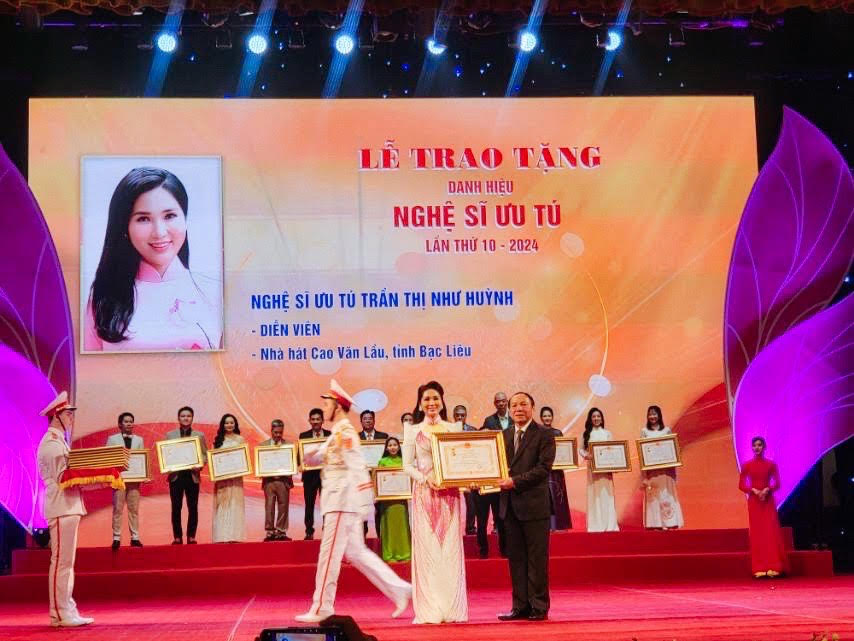 NSUT Nhu Huynh 5 Hoa hậu cải lương Như Huỳnh thức trắng đêm trước giờ nhận danh hiệu NSƯT