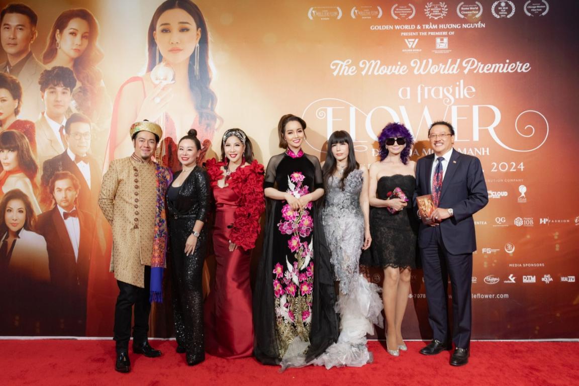 Vợ chồng thị trưởng thành phố Fountain Valley Michael Võ cũng đến chúc mừng bộ phim Đóa Hoa Mong Manh ra mắt rầm rộ tại Mỹ