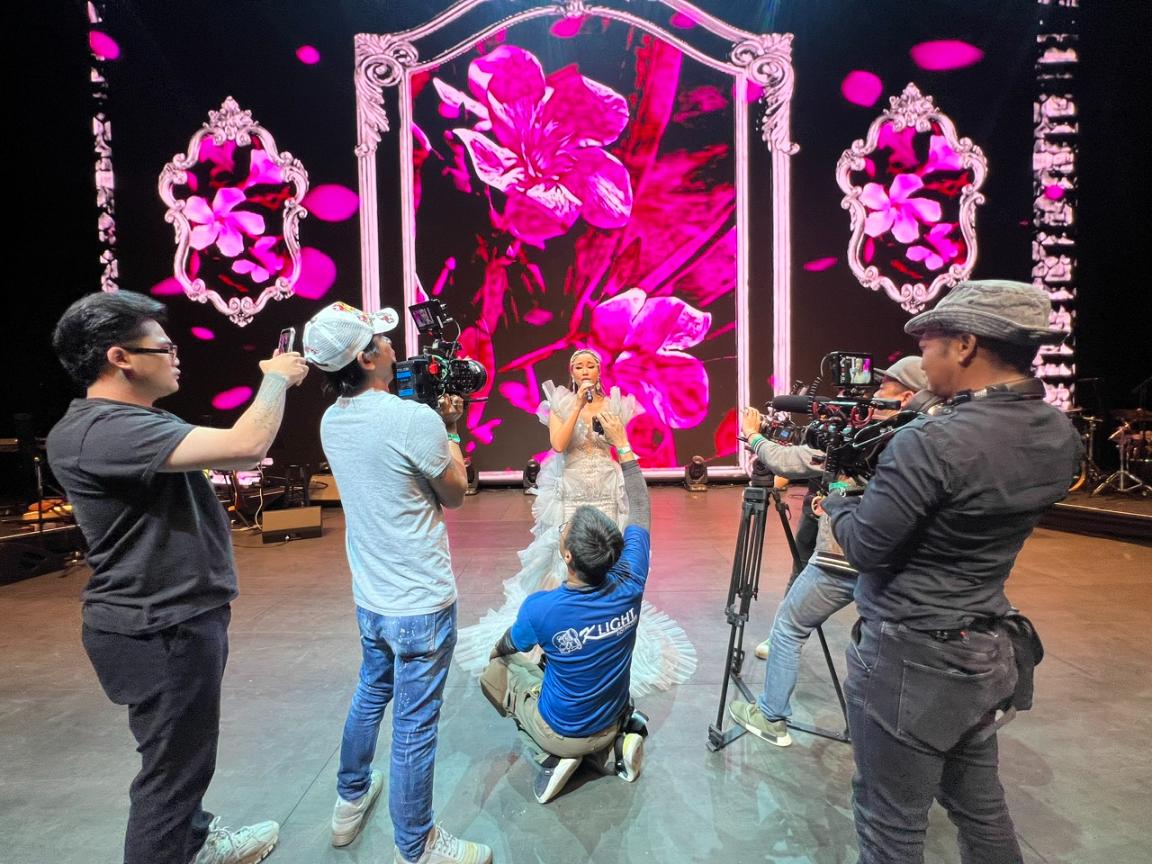 Ekip kết hợp quay trước các cảnh cận của Maya trong khi tổng duyệt cho liveshow hơn 2000 khán giả ở Las Vegas Danh ca Nhật Hạ thể hiện 14 ca khúc trong phim Đóa Hoa Mong Manh