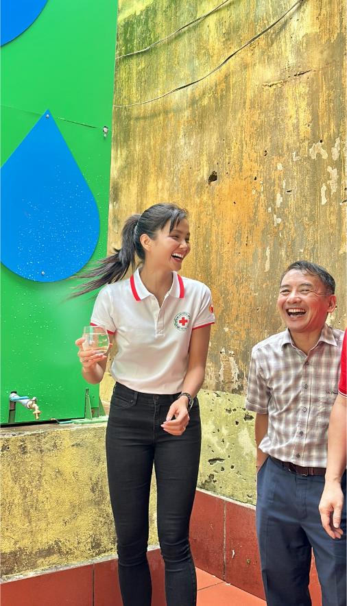 HHen Nie kham pha he thong nuoc uong tai truong tieu hoc 02 Hoa hậu H’Hen Niê vào bếp nấu ăn cho học sinh tại Điện Biên