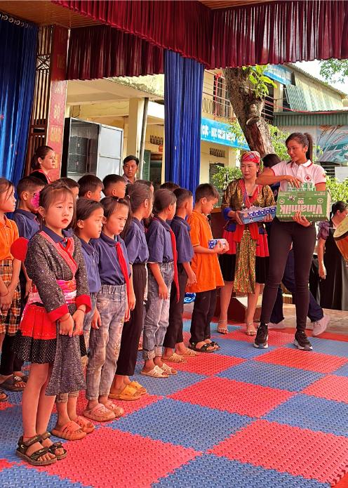 HHen Nie trao sua cho cac em hoc sinh 02 Hoa hậu H’Hen Niê vào bếp nấu ăn cho học sinh tại Điện Biên