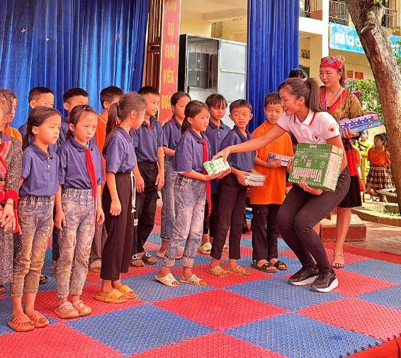 HHen Nie trao sua cho cac em hoc sinh 03 Hoa hậu H’Hen Niê vào bếp nấu ăn cho học sinh tại Điện Biên