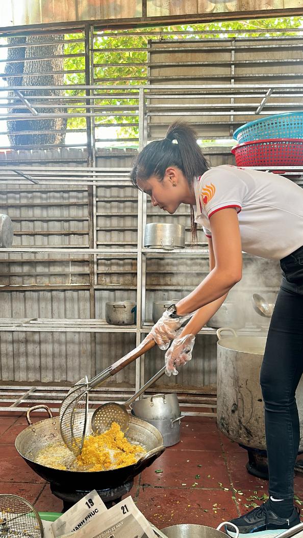 HHen Nie vao bep nau an 01 Hoa hậu H’Hen Niê vào bếp nấu ăn cho học sinh tại Điện Biên