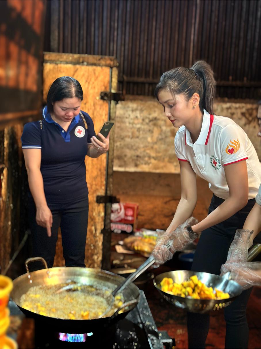 HHen Nie vao bep nau an 04 Hoa hậu H’Hen Niê vào bếp nấu ăn cho học sinh tại Điện Biên