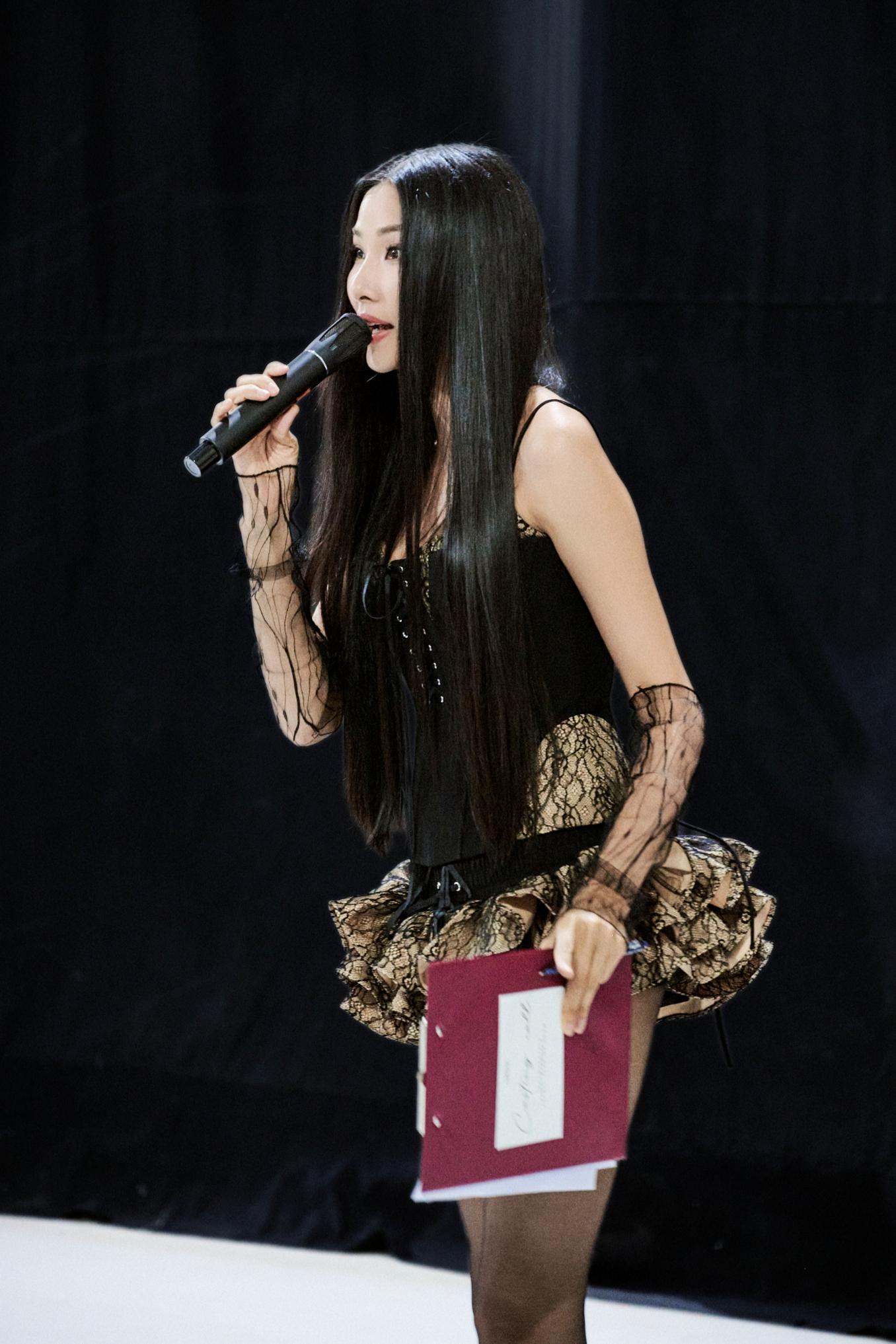 Hoang Thuy L SEOUL 12 Hoàng Thùy sang xịn mịn khi làm giám khảo casting show thời trang L SEOUL