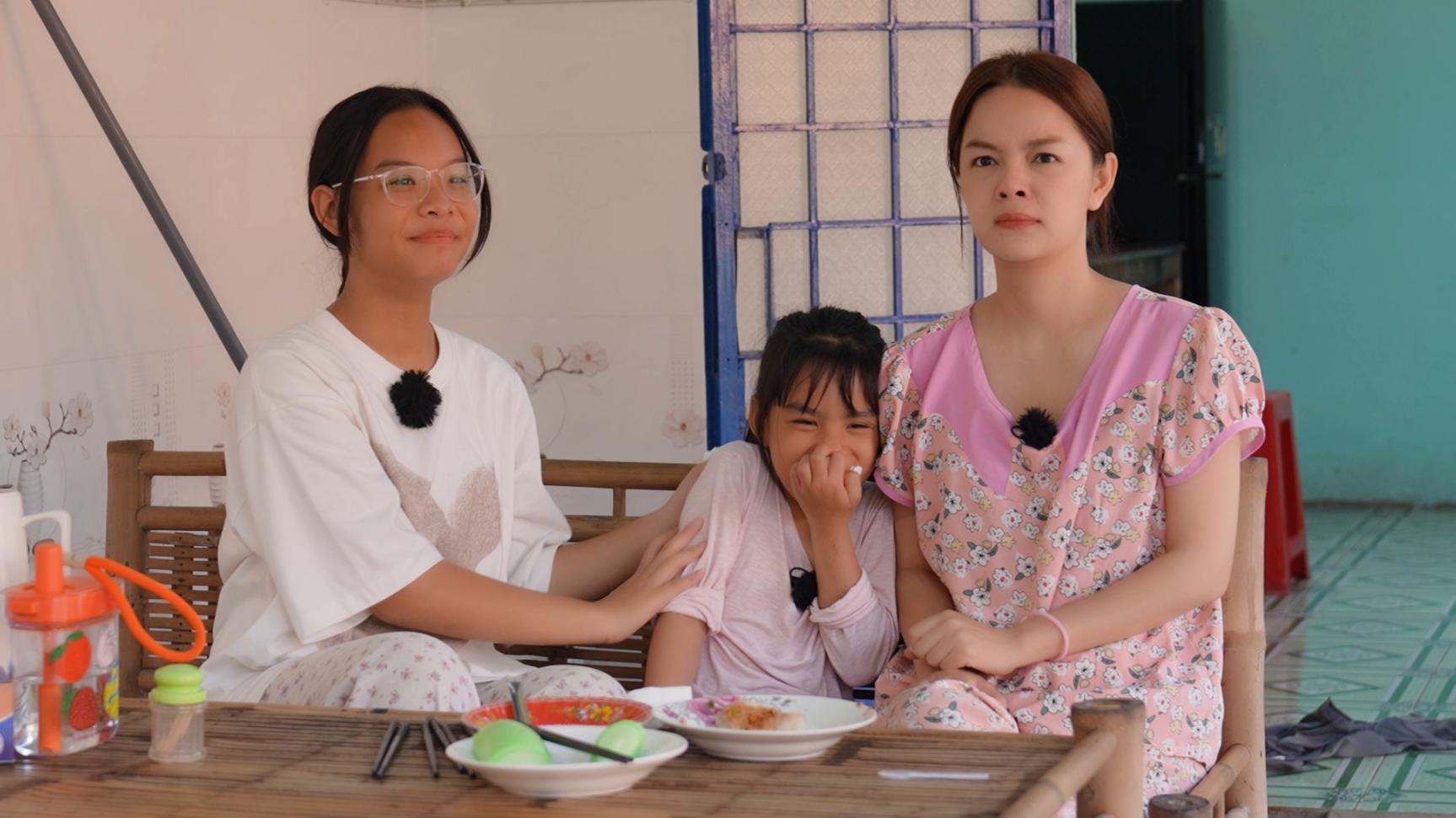 Mẹ Siêu Nhân 2 Phạm Quỳnh Anh nghiêm khắc dạy dỗ con gái 6 tuổi trước mặt người lạ