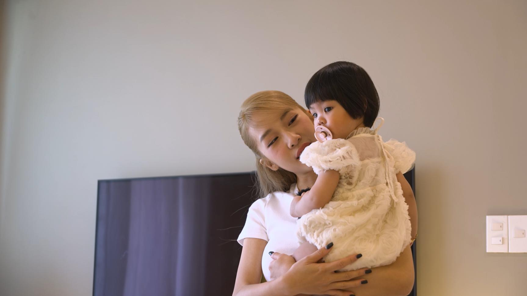 Mẹ Siêu Nhân 4 Phạm Quỳnh Anh nghiêm khắc dạy dỗ con gái 6 tuổi trước mặt người lạ
