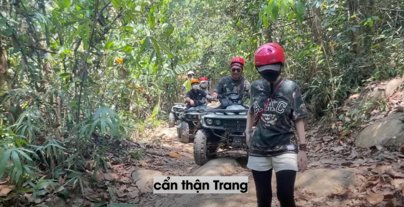 Tiến Luật bị bỏng pô xe địa hình khi chở vợ đi qua rừng 1 Tiến Luật gặp sự cố khiến Thu Trang lo lắng khi lái xe địa hình vào rừng