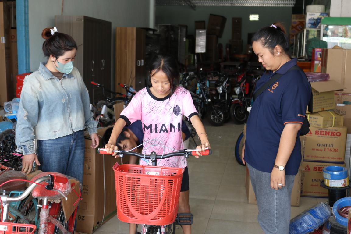 quyền linh 1 MC Quyền Linh giữ lời hứa, xây nhà mới, mua tặng xe đạp cho em nhỏ mồ côi cha