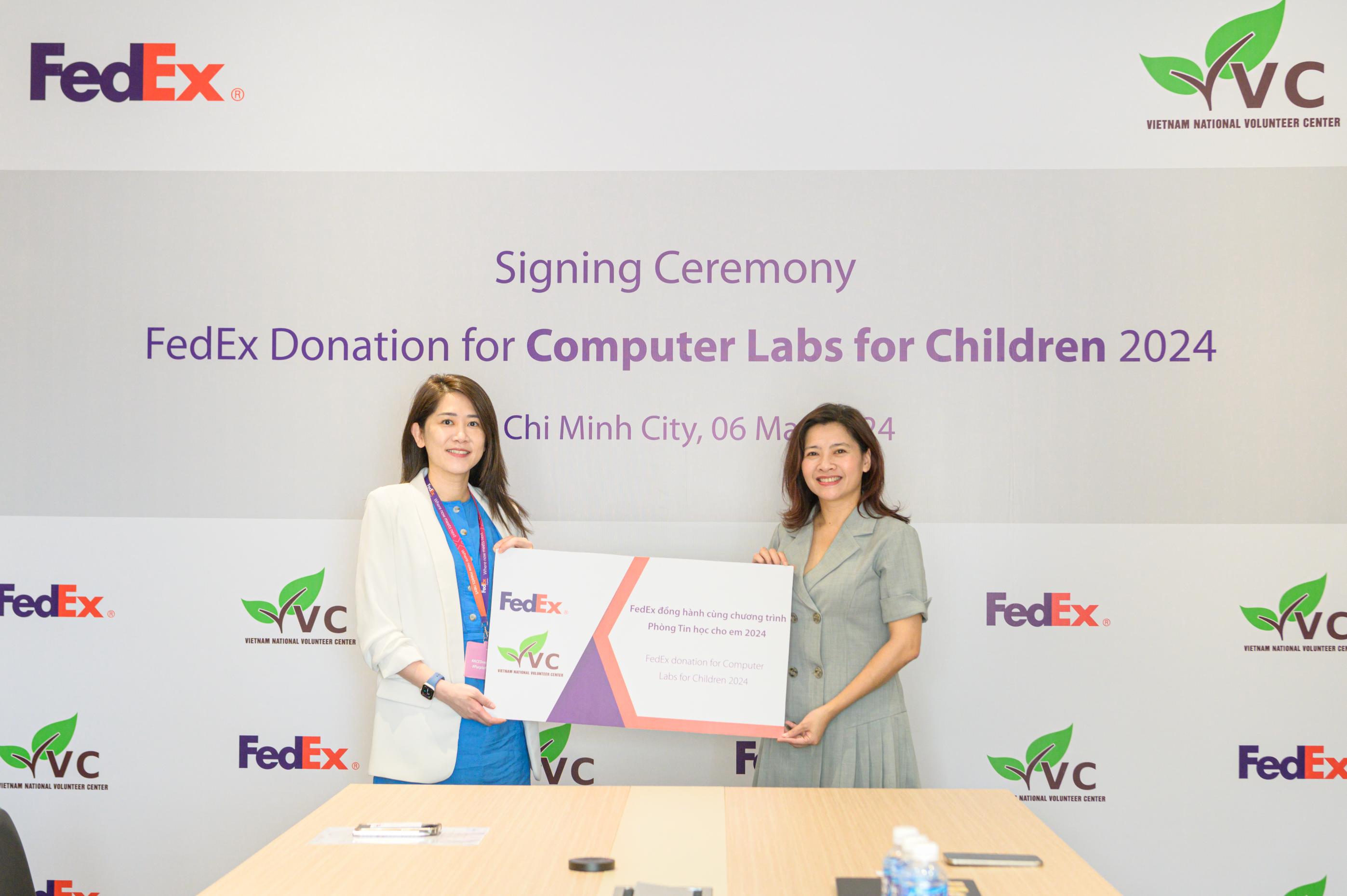 Bà Ee Hui Tan trao bảng biểu trưng cho Bà Đỗ Thị Kim Hoa 1 FedEx hợp tác VVC mang cơ hội tiếp cận công nghệ đến học sinh vùng xa