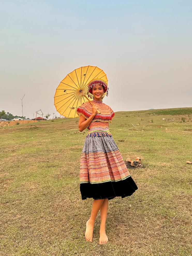 HHen Nie diện trang phục dân tộc HMong 02 Hoa hậu H’Hen Niê hoá thành cô gái H’Mông, vừa nhảy múa vừa hát trên đồi