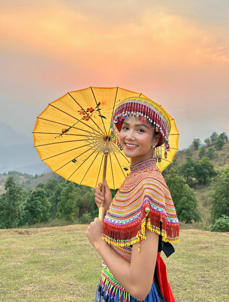 HHen Nie diện trang phục dân tộc HMong 05 Hoa hậu H’Hen Niê hoá thành cô gái H’Mông, vừa nhảy múa vừa hát trên đồi