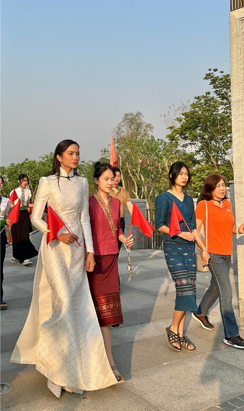 HHen Nie tại Đền thờ liệt sĩ Hoa hậu H’Hen Niê hoá thành cô gái H’Mông, vừa nhảy múa vừa hát trên đồi