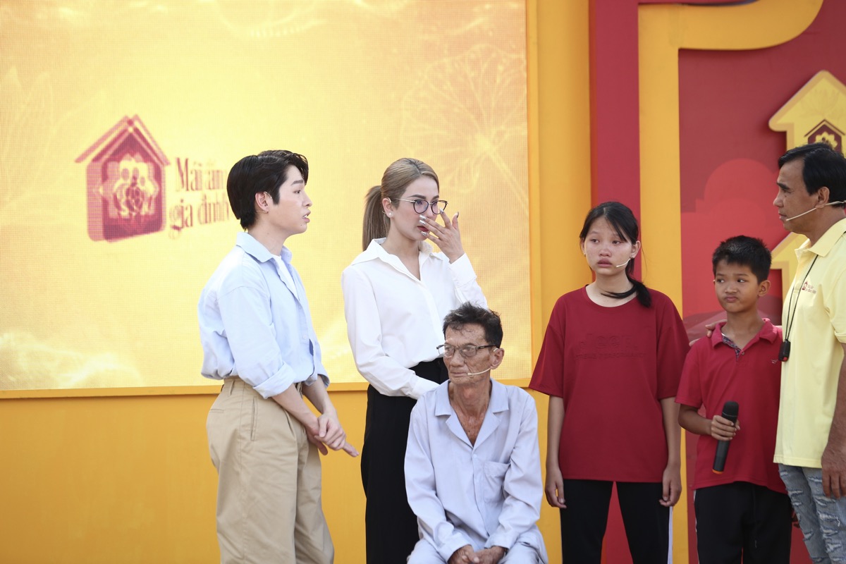 Mái ấm gia đình Việt Diệp Lâm Anh Đức Phúc 3 Diệp Lâm Anh cùng Đức Phúc tặng hơn 300 triệu đồng cho trẻ em mồ côi