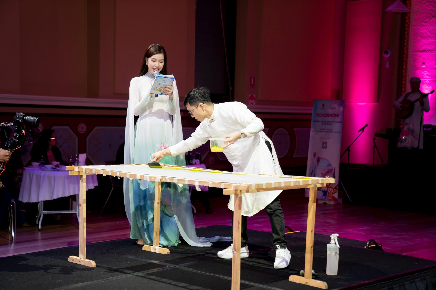 Nhà thiết kế Trung Đinh biểu diễn nhuộm lụa Nhà thiết kế Trung Đinh quảng bá áo dài Việt tại Úc
