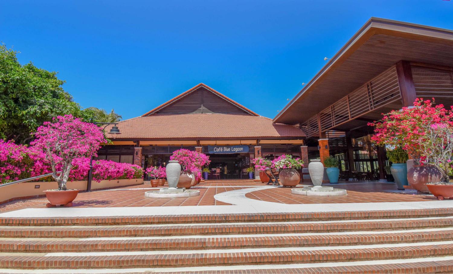 Pandanus Resort Cafe Blue Lagoon 1 Mùa hè thảnh thơi với trải nghiệm trọn vẹn Mũi Né cùng Pandanus Resort