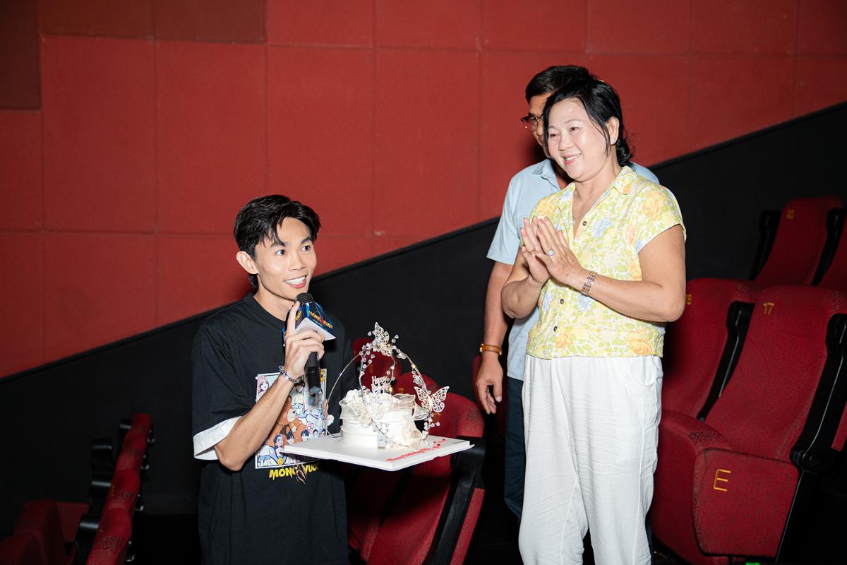 Phim Móng Vuốt 3 Bố mẹ Hồng Thanh ra rạp ủng hộ con trai, xúc động vì điều này!