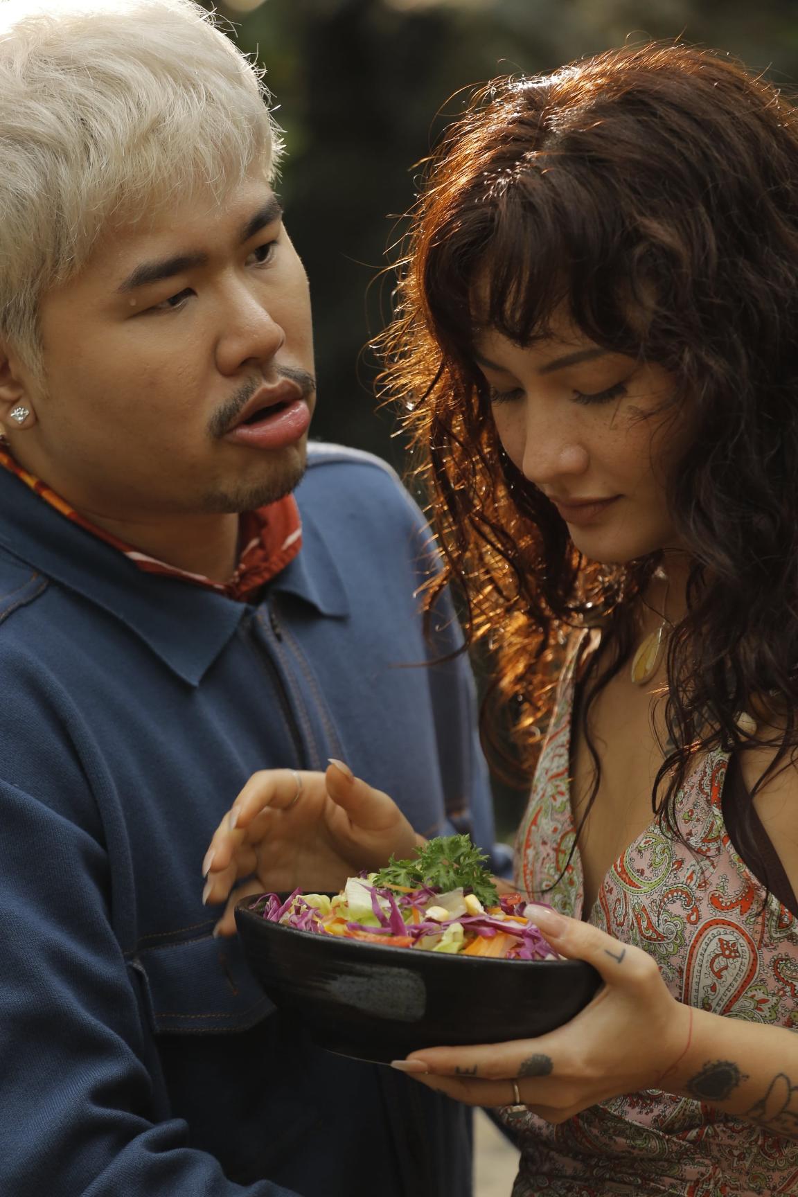 Phim Móng Vuốt của Đạo diễn Lê Thanh Sơn 3 Bông hồng lai Naomi hé lộ cảnh nóng với cây hài Quốc Khánh trong Móng Vuốt