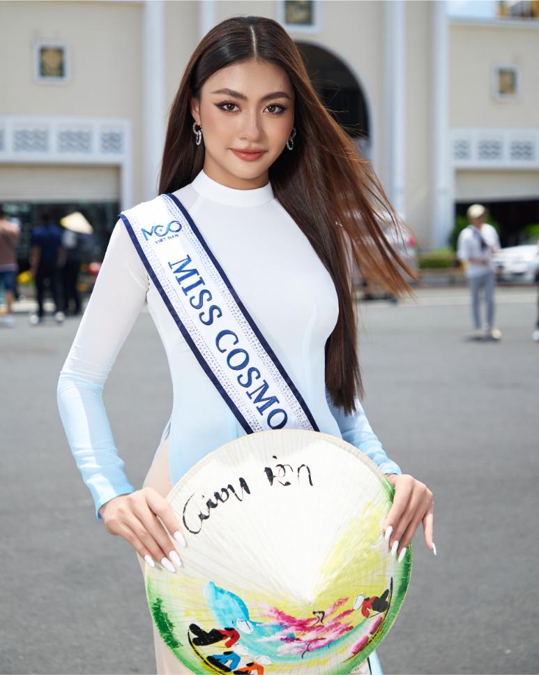 Xuân Hạnh 1 Xuân Hạnh cùng dàn thí sinh Miss Cosmo 2024 khám phá đường phố TP.HCM