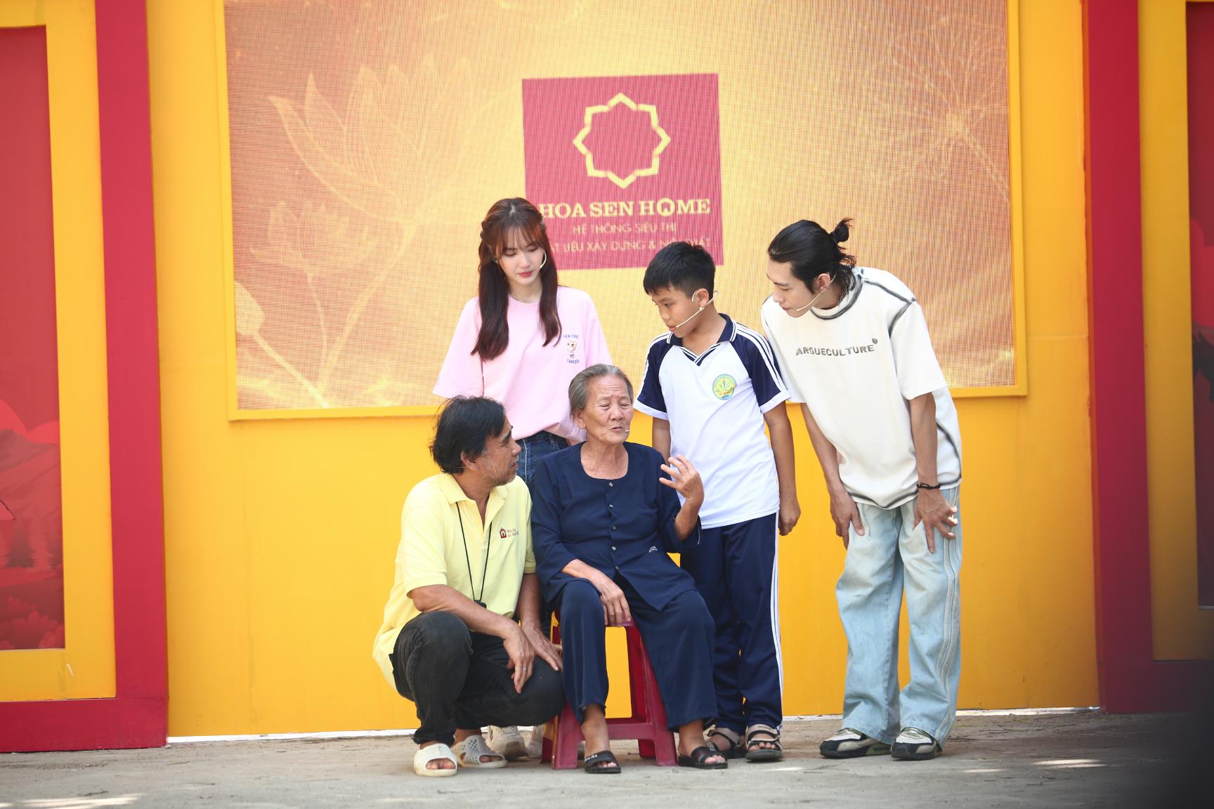 em Trương Tuấn Kiệt và bà nội 1 Có một Quốc tế thiếu nhi rất khác của các em nhỏ tại Mái ấm gia đình Việt