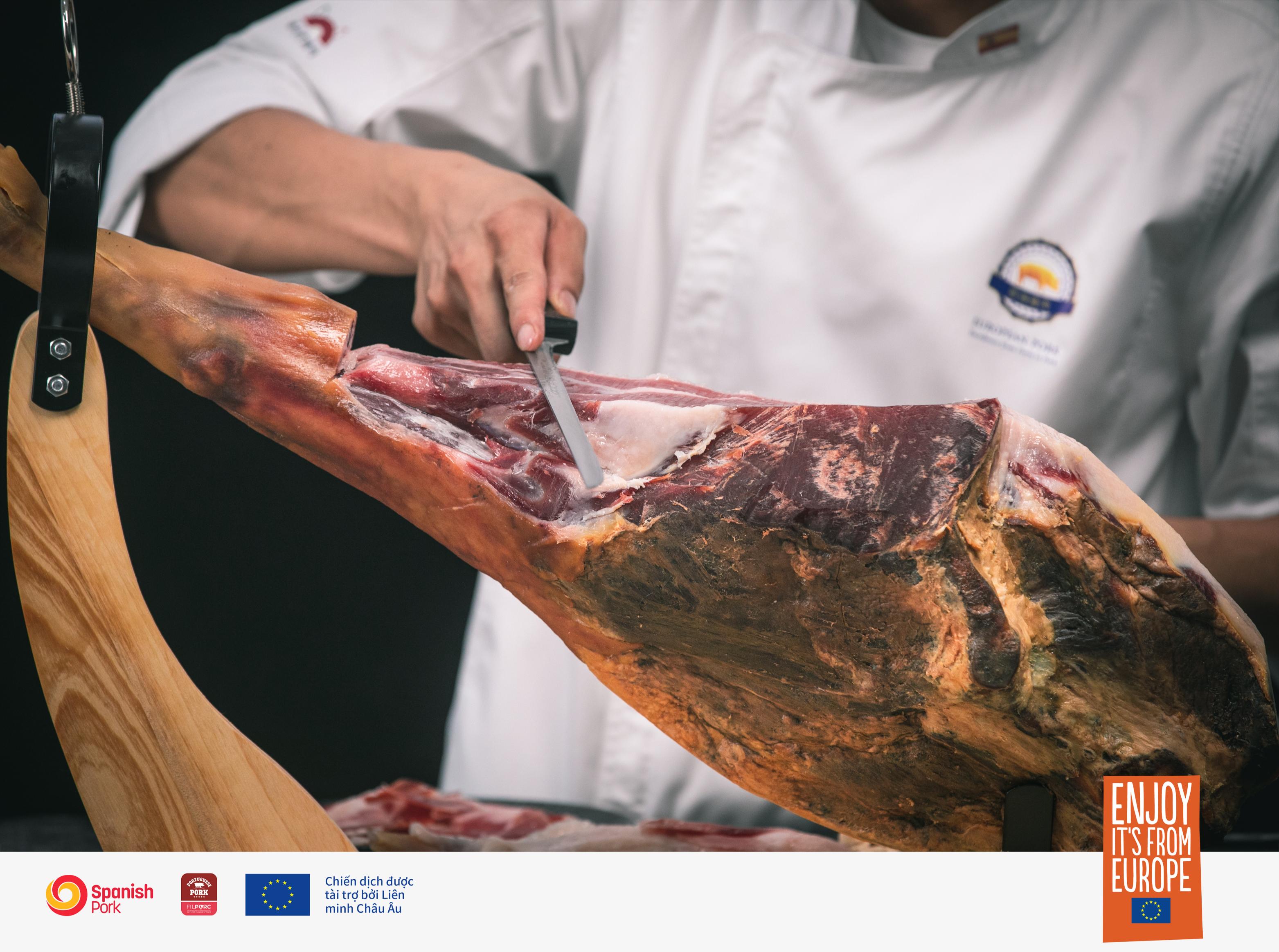 eupork chef slicing serrano jamon Copy Khởi động tháng trải nghiệm với thịt heo châu Âu cùng Annam Gourmet