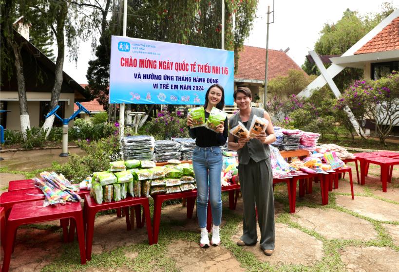 Á hậu Thủy Tiên 2 Á hậu Thủy Tiên thăm và tặng quà trẻ em làng SOS Đà Lạt