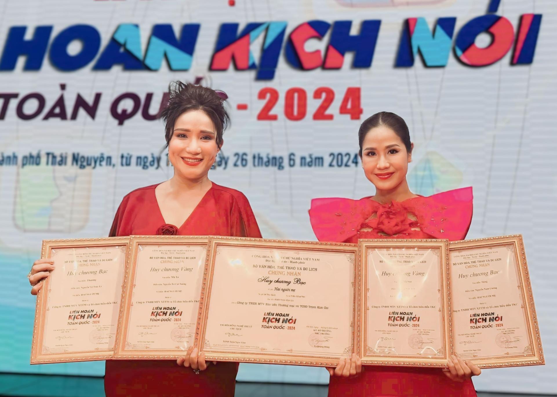 Trinh kim chi dao dien hai nguoi me 3 Hai Người Mẹ của NSND Trịnh Kim Chi nhận 5 giải tại Liên hoan Sân khấu Kịch nói Toàn quốc 2024
